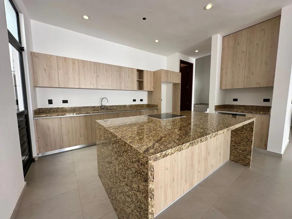 se vende casa al norte de merida con amenidades y club de golf 2
