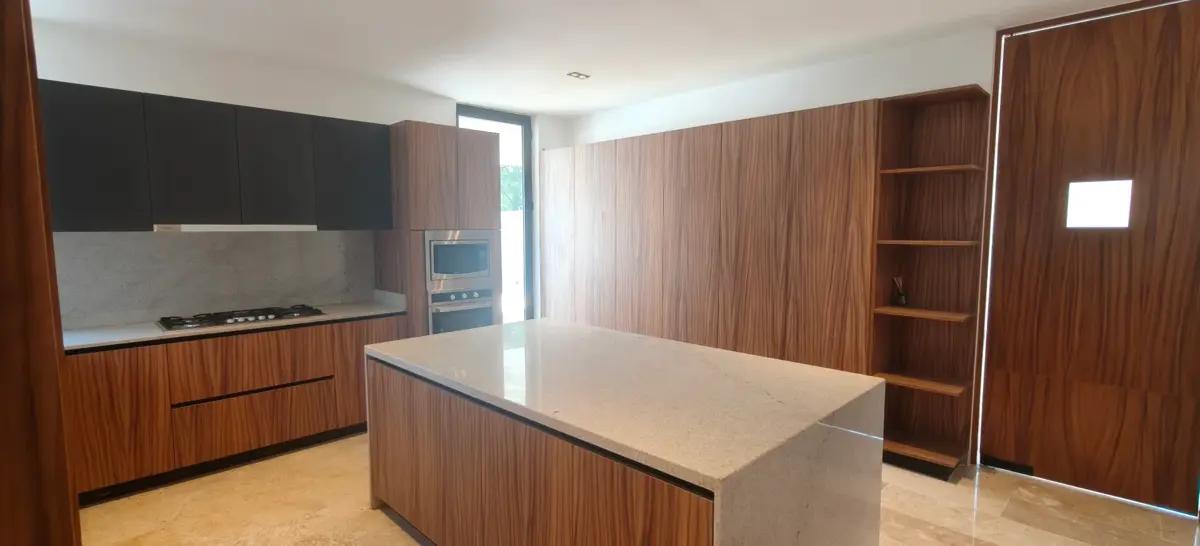 Casa dentro de la privada con club de golf, merida 3