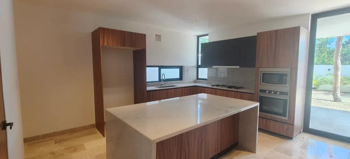 Casa dentro de la privada con club de golf, merida 2